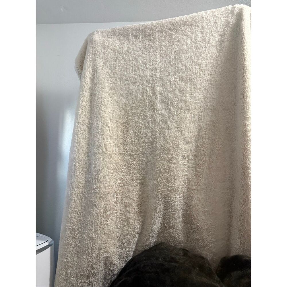 Pottery Barn Fluffy Faux Fur Throw Blanket‎ Cream Velour heavy